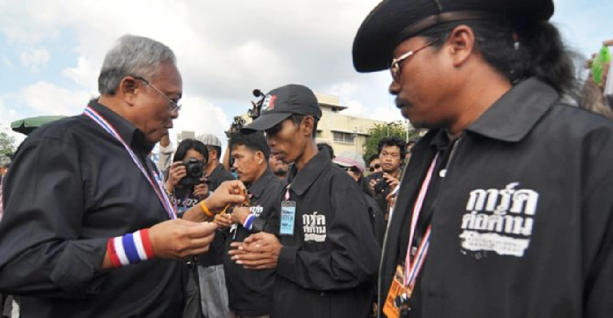 'สุเทพ'ใจดี!มอบ'พระสมเด็จ'ให้การ์ด 'สุเทพ'ใจดี!มอบ'พระสมเด็จ'ให้การ์ด