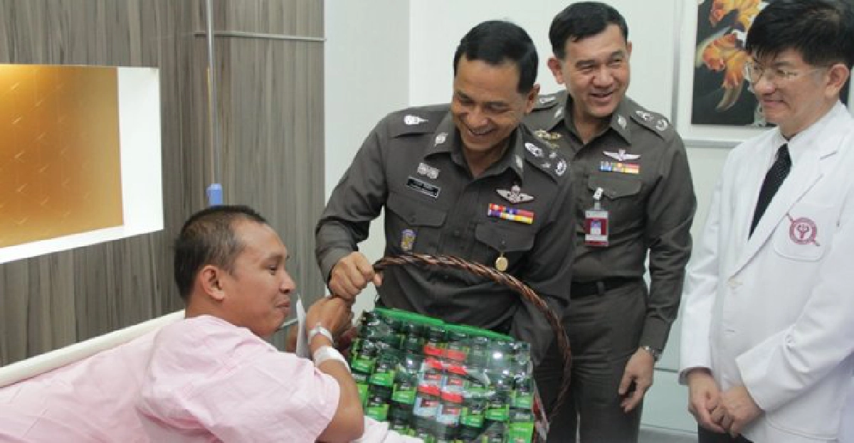 'ผบช.น.'เยี่ยมตร.คุมม็อบถูกปาระเบิด 'ผบช.น.'เยี่ยมตร.คุมม็อบถูกปาระเบิด
