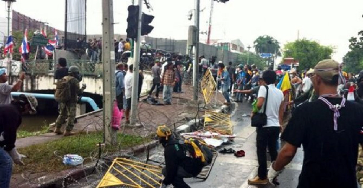 'คปท.'ระดมรื้อรั้ว!แยกวัดเบญฯ 'คปท.'ระดมรื้อรั้ว!แยกวัดเบญฯ