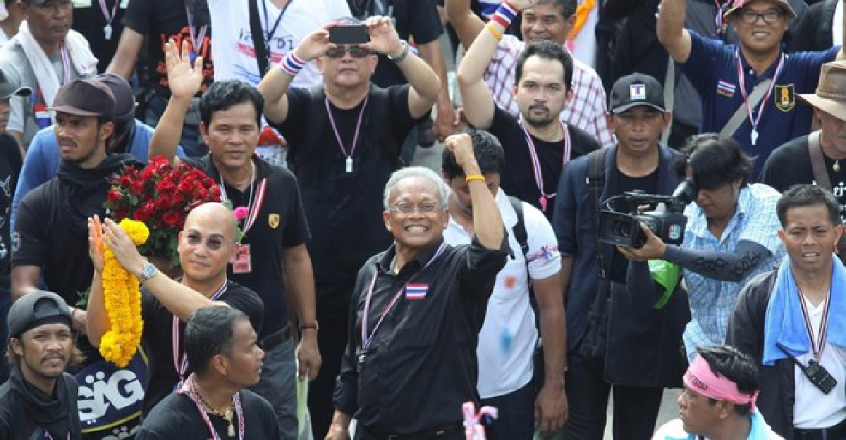 'สุเทพ'เล็งม็อบยืดเยื้อล้มระบอบทักษิณ 'สุเทพ'เล็งม็อบยืดเยื้อล้มระบอบทักษิณ