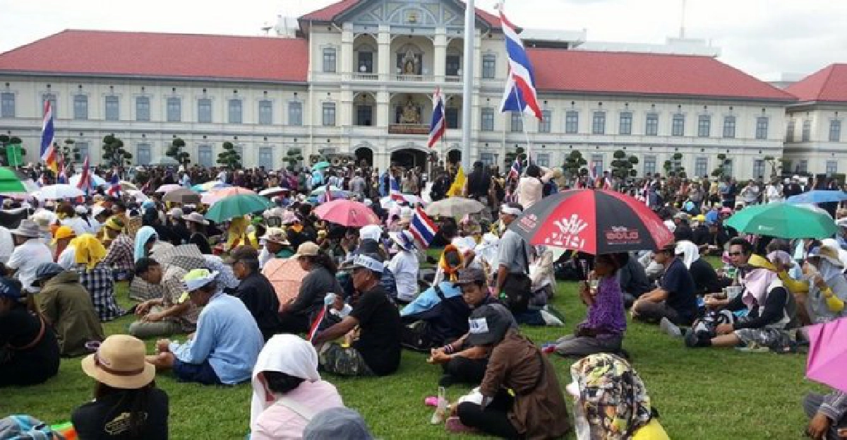 'คปท.'พังประตูบุกเข้า'กองทัพบก' 'คปท.'พังประตูบุกเข้า'กองทัพบก'
