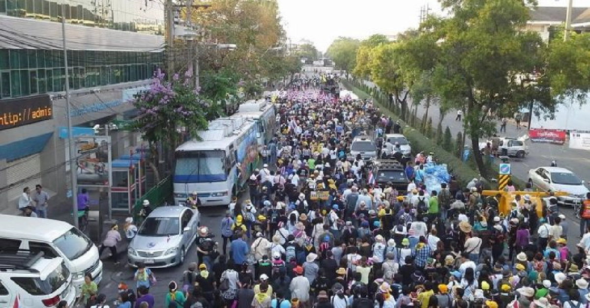 'คปท.'ประชิดแนวแบริเออร์แยกพาณิชยการ 'คปท.'ประชิดแนวแบริเออร์แยกพาณิชยการ
