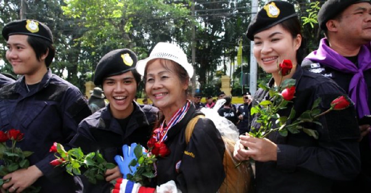 โปรดยุติการป้ายสีตำรวจ! โปรดยุติการป้ายสีตำรวจ!