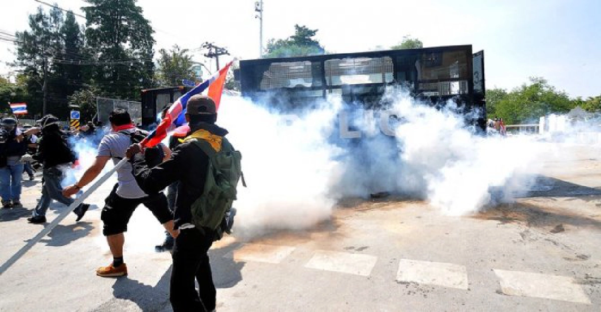 'ตร.'ยิงแก๊สน้ำตาแยกเทวกรรม-แยกนางเลิ้ง 'ตร.'ยิงแก๊สน้ำตาแยกเทวกรรม-แยกนางเลิ้ง