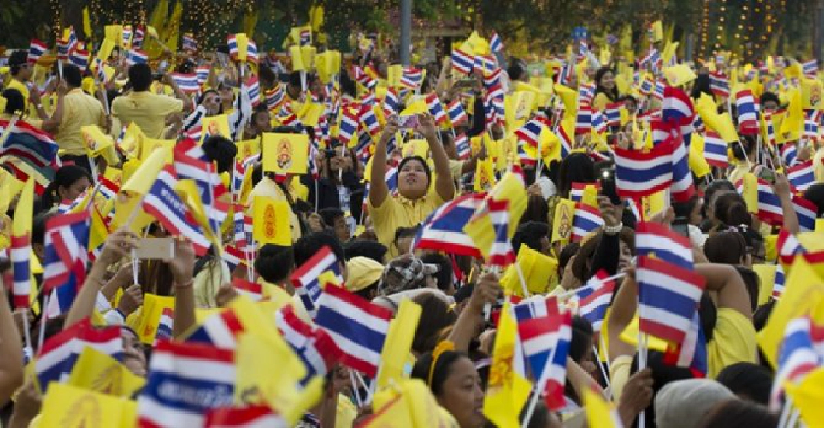 ปชช.แต่งเหลืองร่วมจุดเทียนถวายพระพร ปชช.แต่งเหลืองร่วมจุดเทียนถวายพระพร