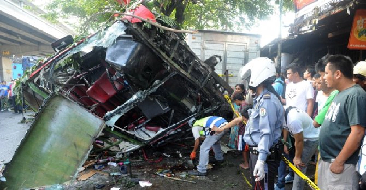 'บัส'ตกยกระดับทับรถตู้ตาย22