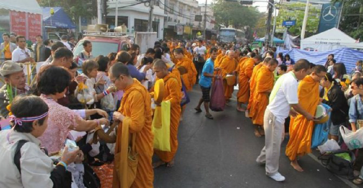 มวลชน'กปปส.'ทำบุญตักบาตรปีใหม่ มวลชน'กปปส.'ทำบุญตักบาตรปีใหม่