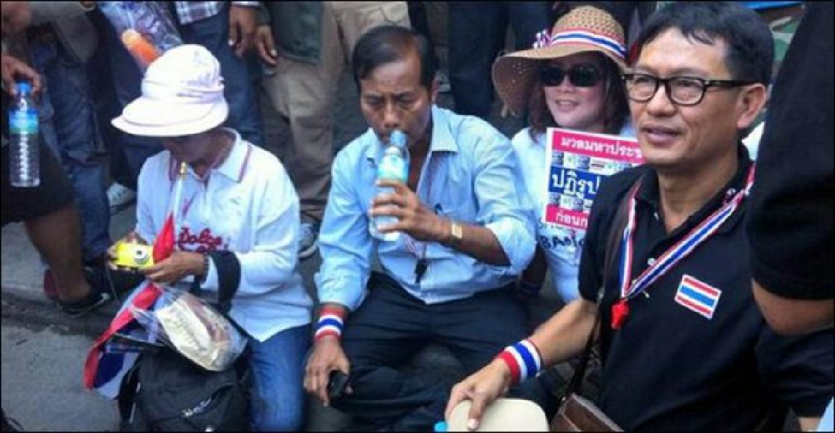 'ถาวร'นำมวลชนปิดกรมสรรพากร 'ถาวร'นำมวลชนปิดกรมสรรพากร