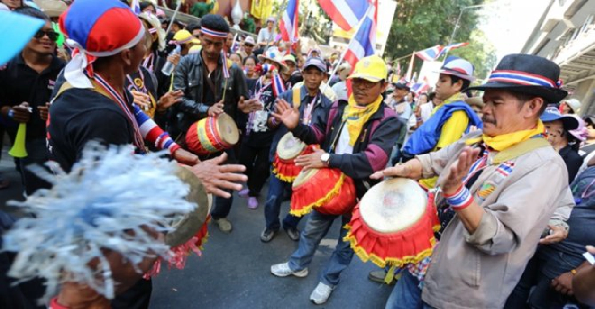 ชมภาพ!กปปส.แห่กลองยาวเยือน'สตช.'