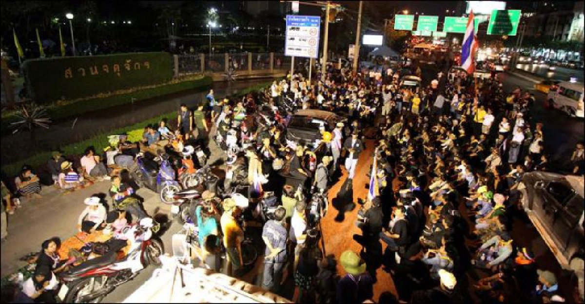 ป่วน!บึ้มกปปส.ลาดพร้าว-ยิงคปท.ไร้เจ็บ ป่วน!บึ้มกปปส.ลาดพร้าว-ยิงคปท.ไร้เจ็บ