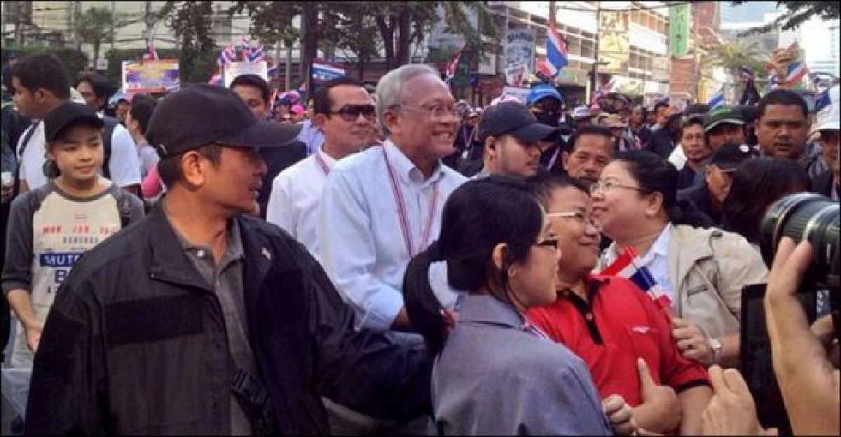 'สุเทพ 'นำมวลชนสวนลุมเดินเข้าสีลม 'สุเทพ 'นำมวลชนสวนลุมเดินเข้าสีลม