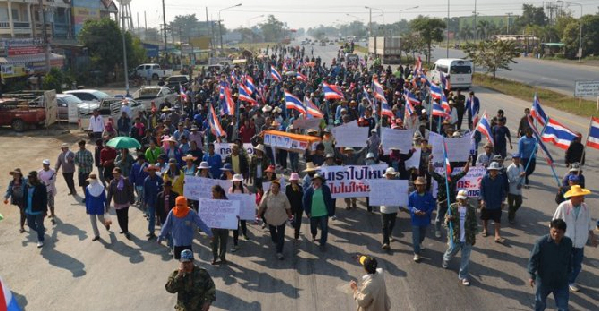 ชาวนาพิจิตรปิดถนนทวงเงินจำนำข้าว