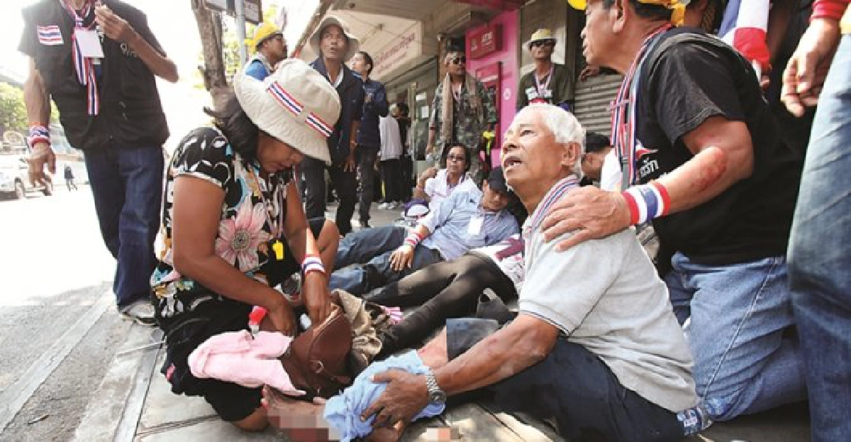ชุดดำ'มีสี'ร่วมถล่มกปปส. ตร.ถูกกัน-ทหารแอ็กชั่นแทน 