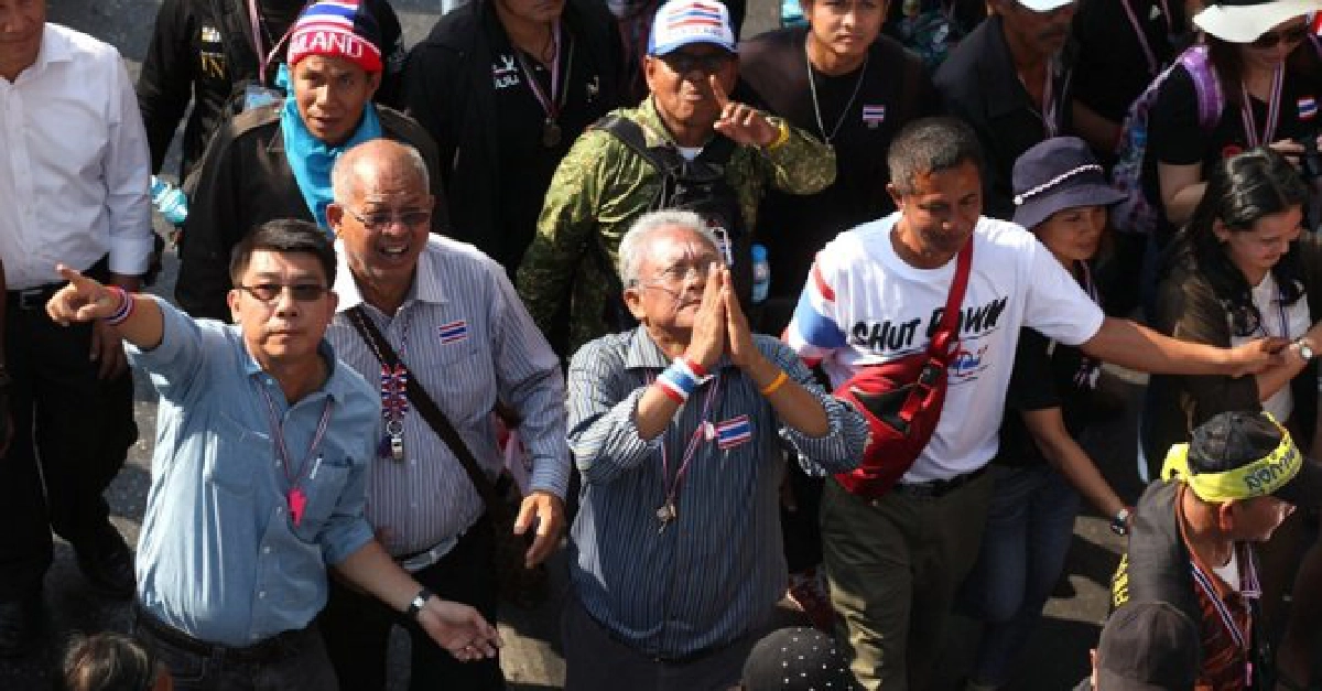 ชมคลิป!'เทือก'ไม่ใส่เสื้อเกราะเดินชวนปชช.