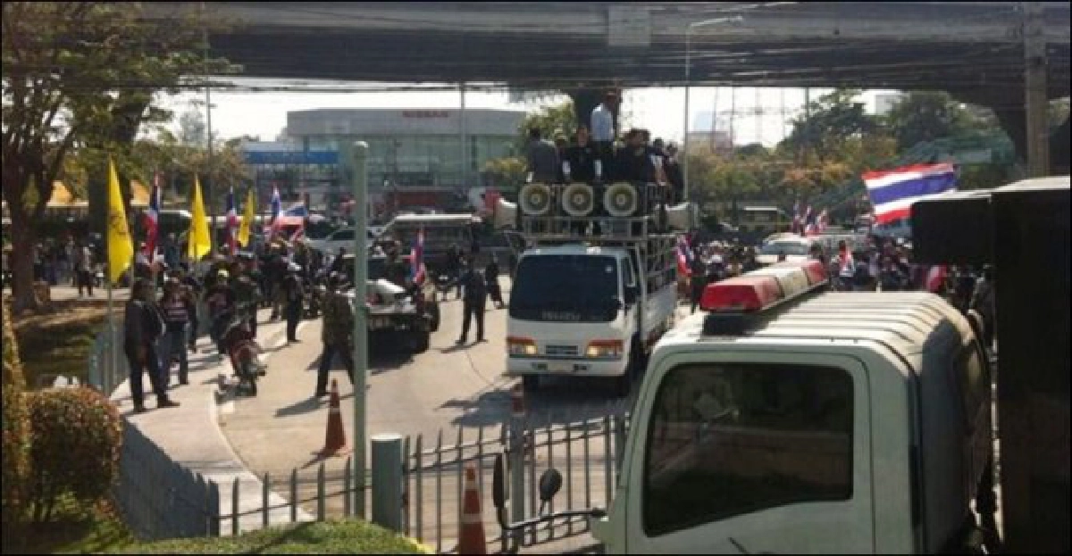 'กปปส.'บุกหน้าสโมสรทบ.ไล่'นายกฯ' 'กปปส.'บุกหน้าสโมสรทบ.ไล่'นายกฯ'