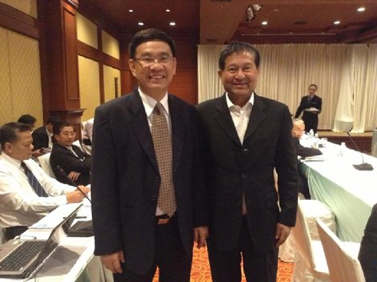 'สมชัย'ถ่ายรูปคู่แอบจับมือ'เฉลิม'