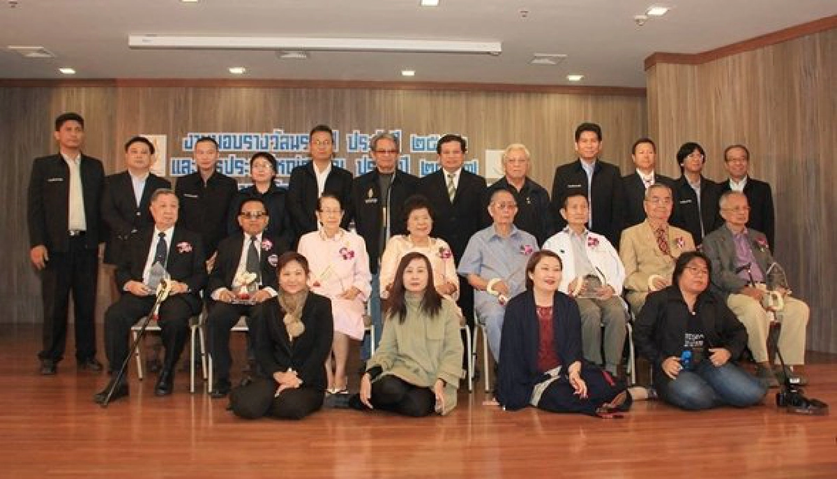 'นราธิป' เกียรติยศของนักเขียนชั้นครู 'นราธิป' เกียรติยศของนักเขียนชั้นครู