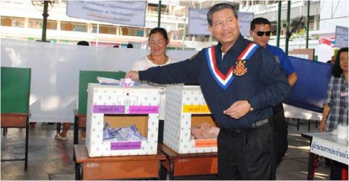 'เฉลิม'ควงลูกชายเข้าคูหาลต. 'เฉลิม'ควงลูกชายเข้าคูหาลต.