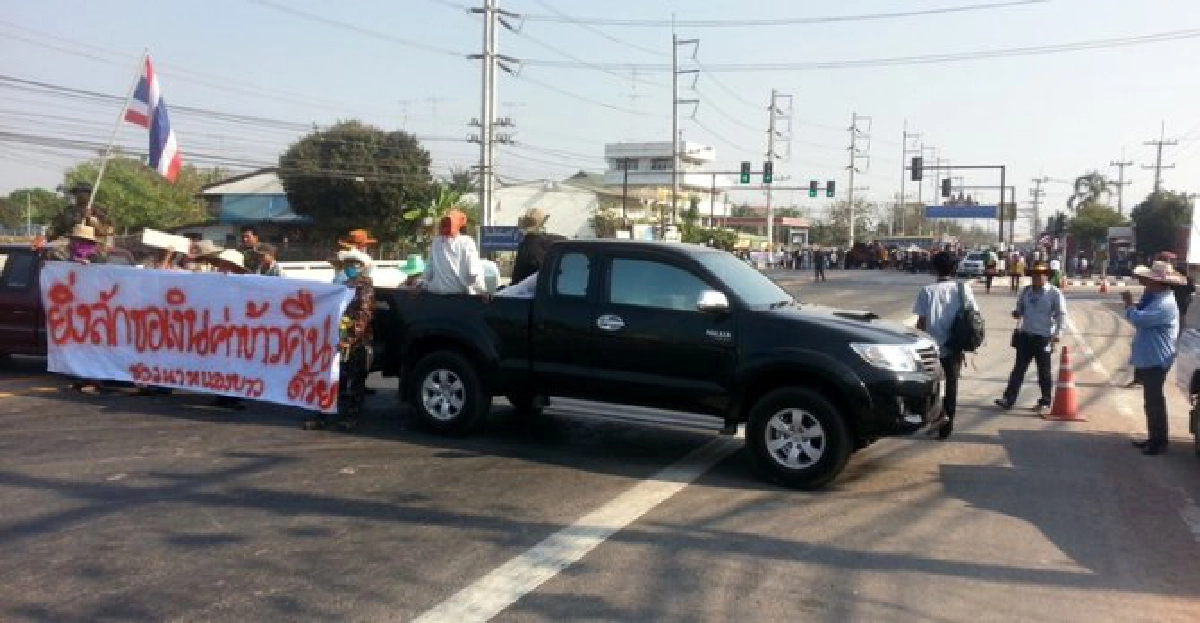 ปิดถนนกาญจน์-สุพรรณฯบี้จ่าย'จำนำข้าว' ปิดถนนกาญจน์-สุพรรณฯบี้จ่าย'จำนำข้าว'