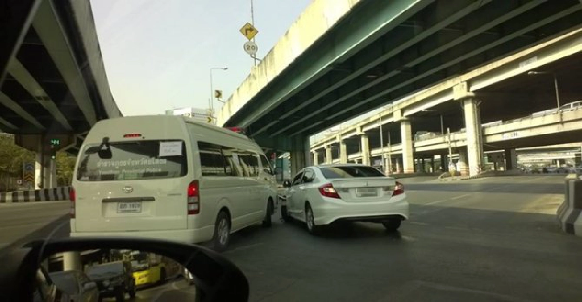 รถตู้ตร.ยโสธรเฉี่ยวชนเก๋งแยกลาดพร้าว รถตู้ตร.ยโสธรเฉี่ยวชนเก๋งแยกลาดพร้าว