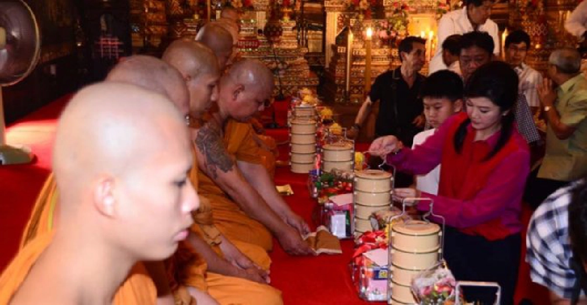 'ยิ่งลักษณ์'ควง'น้องไปป์-เจ๊แดง'ทำบุญ 'ยิ่งลักษณ์'ควง'น้องไปป์-เจ๊แดง'ทำบุญ