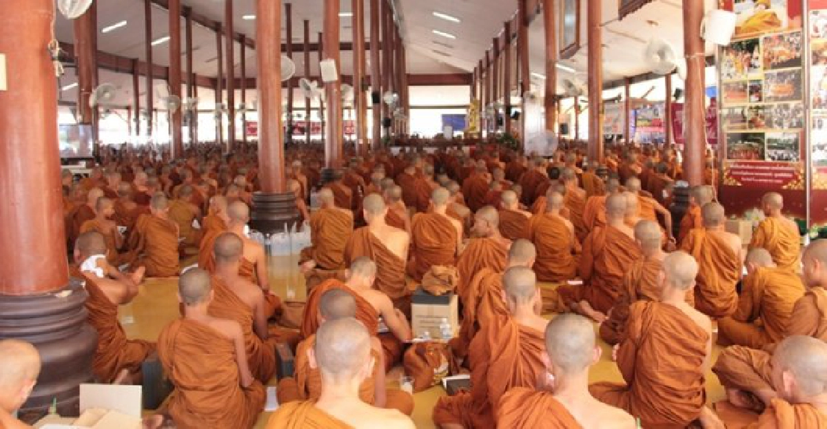 พระป่าฮึ่ม!ไม่เปลี่ยนสีจีวรขอยึดตามอาจารย์ พระป่าฮึ่ม!ไม่เปลี่ยนสีจีวรขอยึดตามอาจารย์