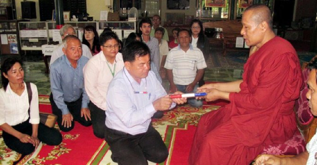 ฮือฮา!วัดดังสุพรรณฯแจกตะกรุดธงชาติ ฮือฮา!วัดดังสุพรรณฯแจกตะกรุดธงชาติ