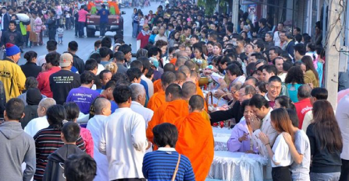หวั่นชาวนาหวั่นฆ่าตัว!พระบิณฑบาตช่วย 