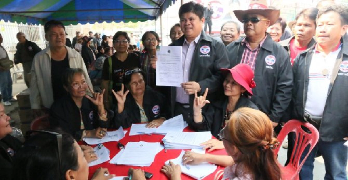 นปช.แห่สมัคร'อพปช.'ป้อง'ปชต.-ปู' นปช.แห่สมัคร'อพปช.'ป้อง'ปชต.-ปู'