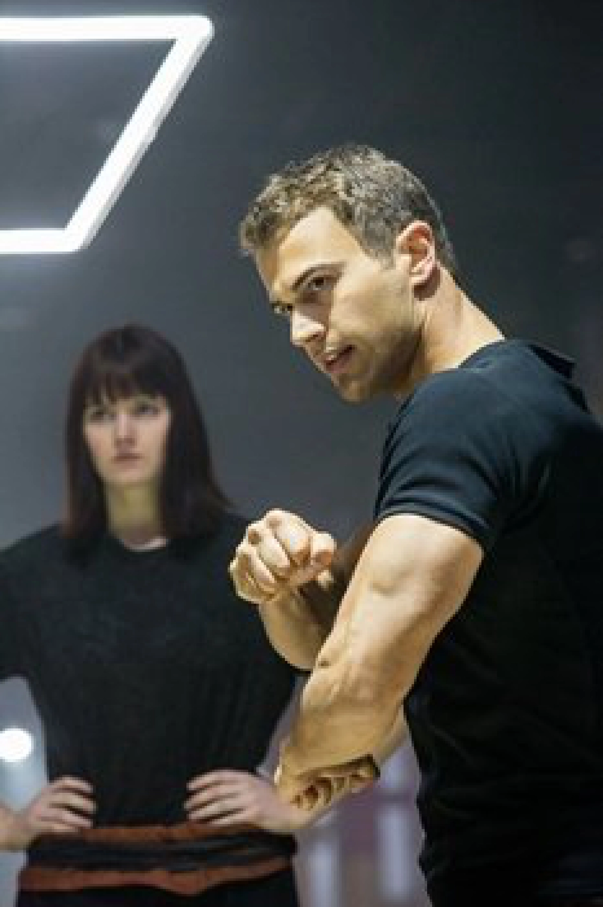 ธีโอ เจมส์'พระเอกหนุ่มสุดเท่จากDivergent