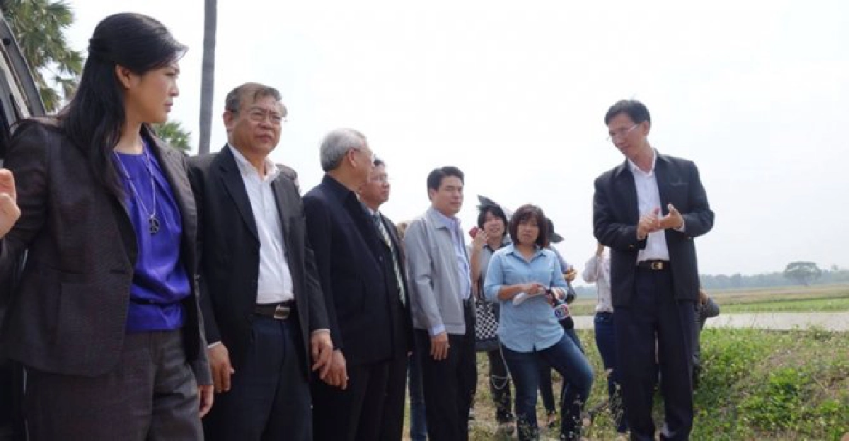 'ยิ่งลักษณ์'นั่งรถเข็นถกแก้ภัยแล้งที่ปทุมฯ 'ยิ่งลักษณ์'นั่งรถเข็นถกแก้ภัยแล้งที่ปทุมฯ