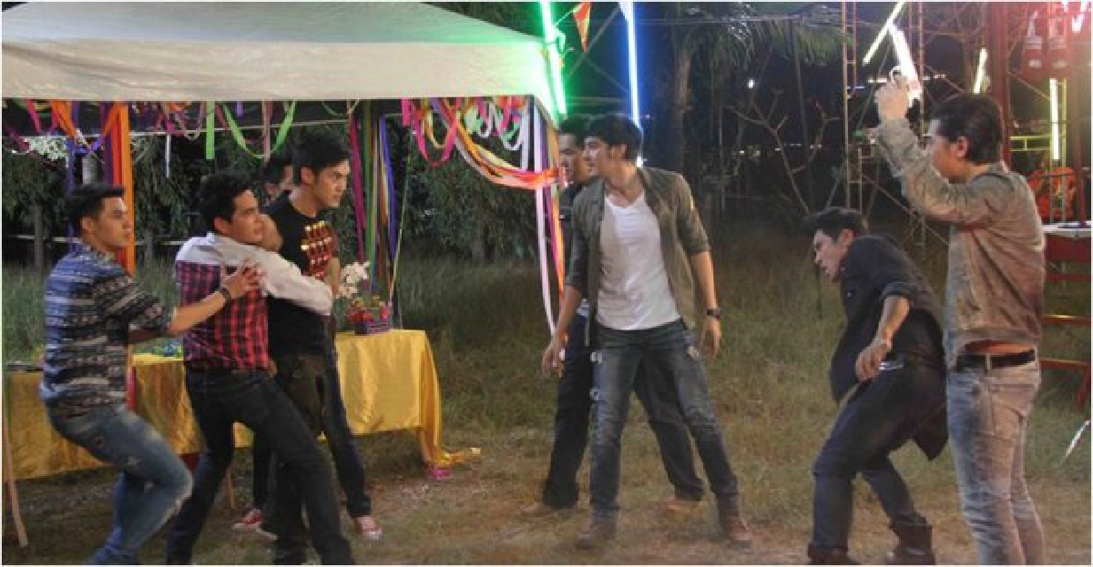 'ซี'โชว์ลูกคอเรียกคะแนนปะทะ'เชียร์'สาวรำวงเต้นยั่วหนุ่ม 'ซี'โชว์ลูกคอเรียกคะแนนปะทะ'เชียร์'สาวรำวงเต้นยั่วหนุ่ม