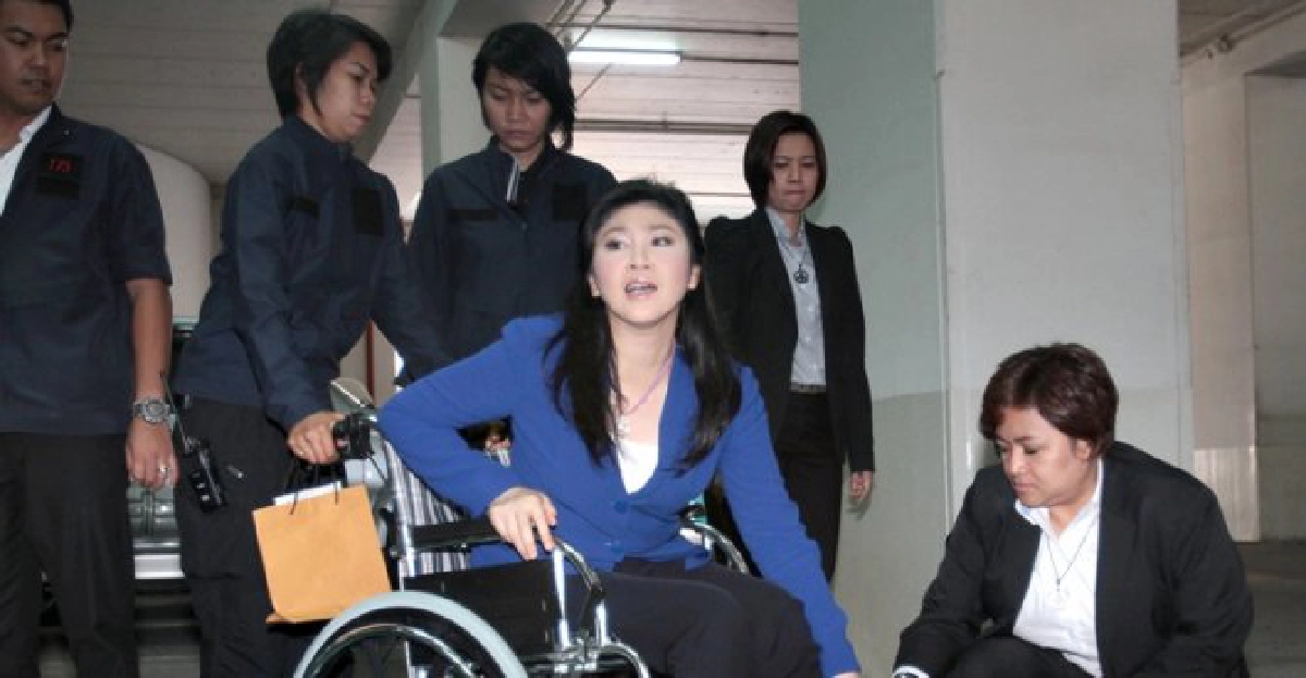 'ยิ่งลักษณ์'ยิ้ม!ปัดตอบเว้นวรรคการเมือง 'ยิ่งลักษณ์'ยิ้ม!ปัดตอบเว้นวรรคการเมือง