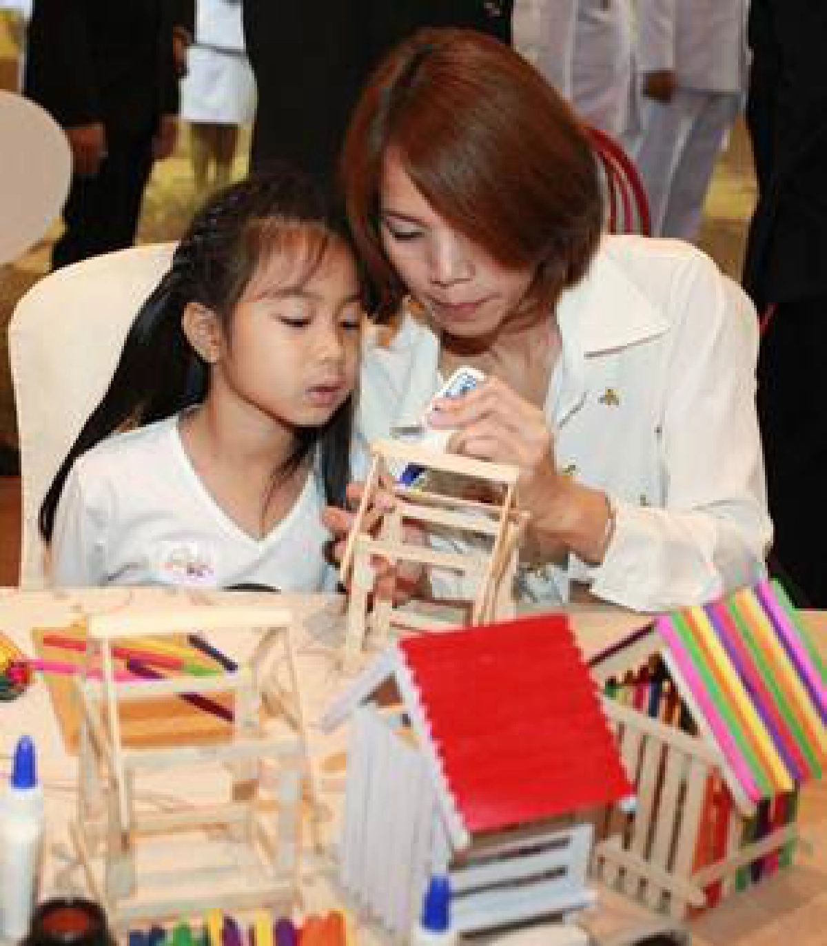 'ยกย่องครอบครัวร่มเย็น' 'ยกย่องครอบครัวร่มเย็น'