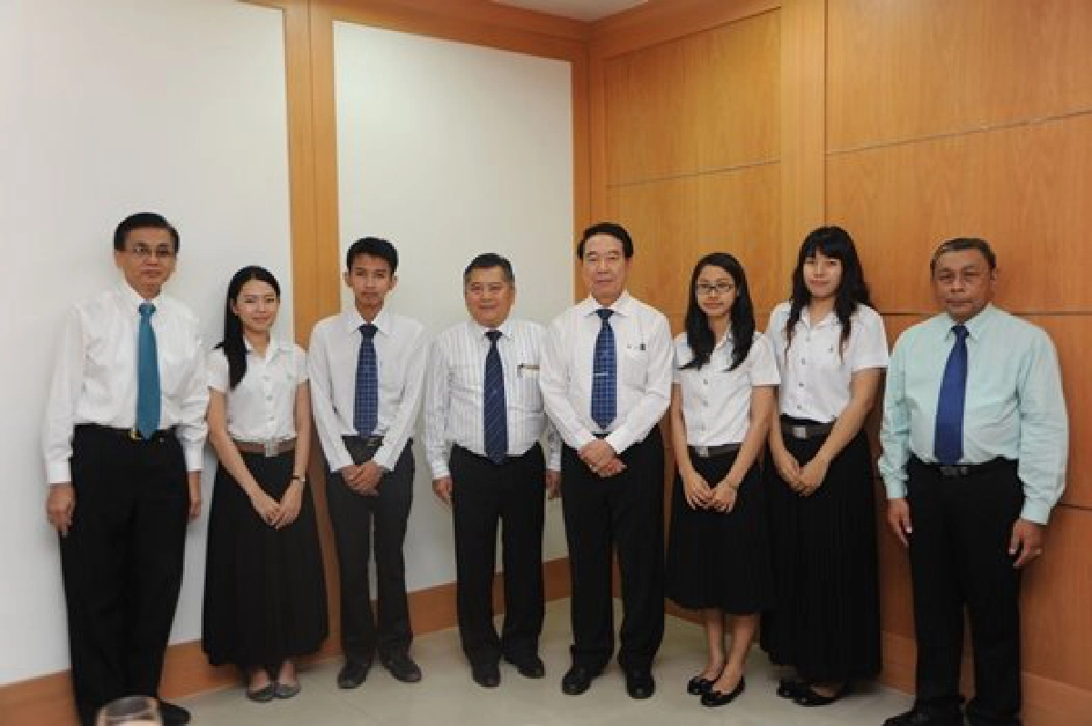 4 นศ.มทร.ธัญบุรี รับทุนบินฟิลิปปินส์ 4 นศ.มทร.ธัญบุรี รับทุนบินฟิลิปปินส์