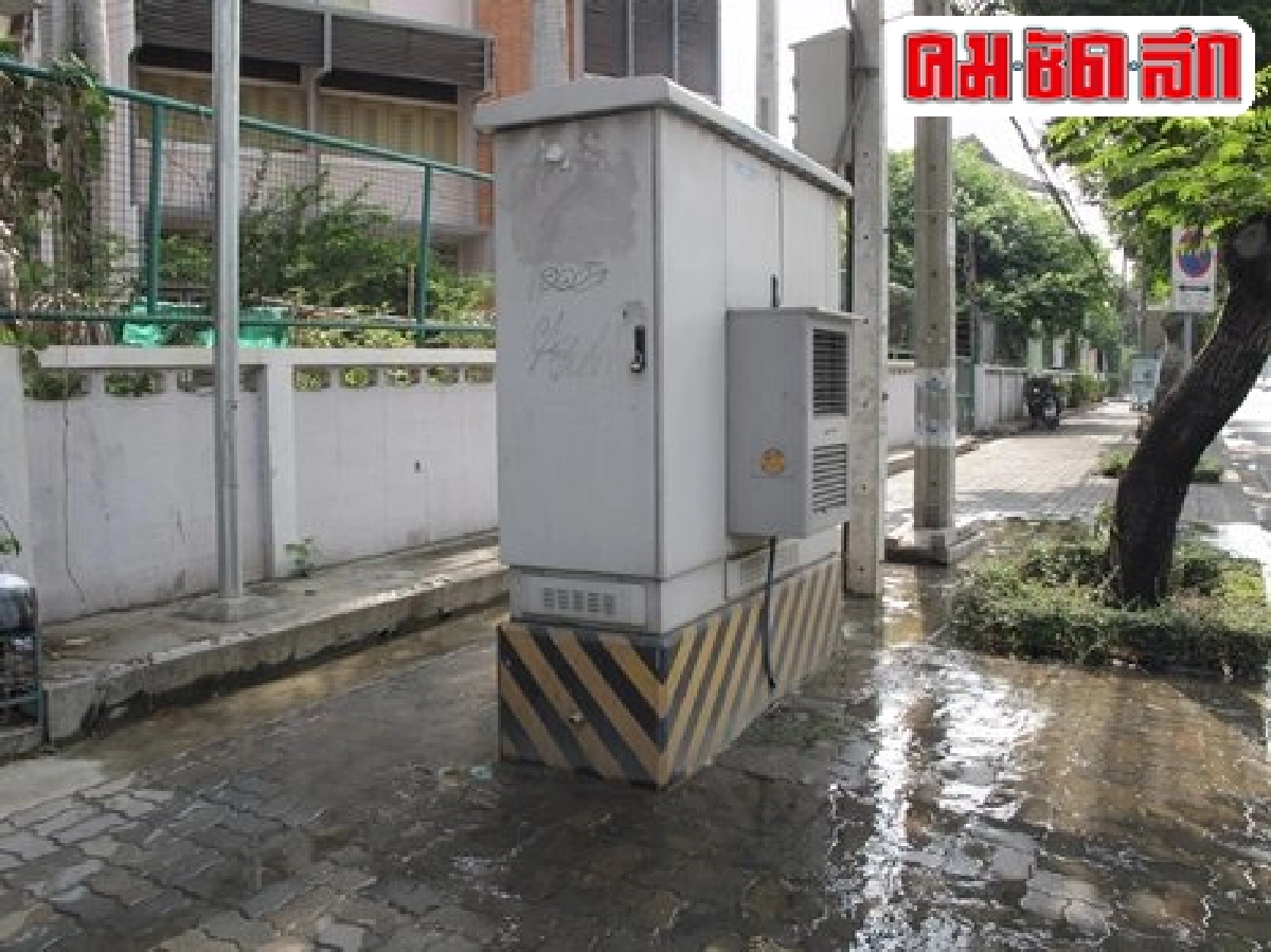 ฟ้องด้วยภาพ : น้ำไหลนองทางเท้า ฟ้องด้วยภาพ : น้ำไหลนองทางเท้า