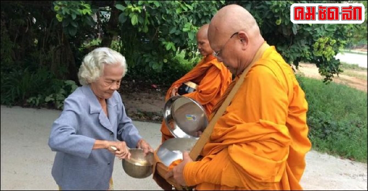 'พระสุเทพ'ออกบิณฑบาตวันแรก 'พระสุเทพ'ออกบิณฑบาตวันแรก