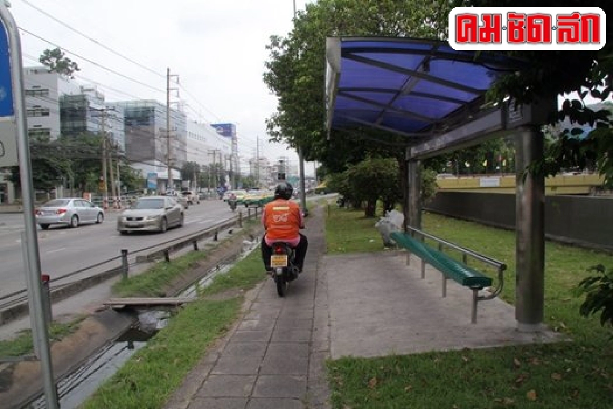 ฟ้องด้วยภาพ : ยังมาเบียดทางเท้าอีก ฟ้องด้วยภาพ : ยังมาเบียดทางเท้าอีก