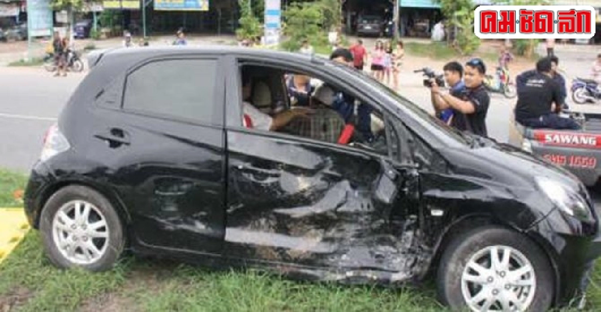ซิ่งเก๋งตัดหน้ากระบะพุ่งชนยับ ซิ่งเก๋งตัดหน้ากระบะพุ่งชนยับ