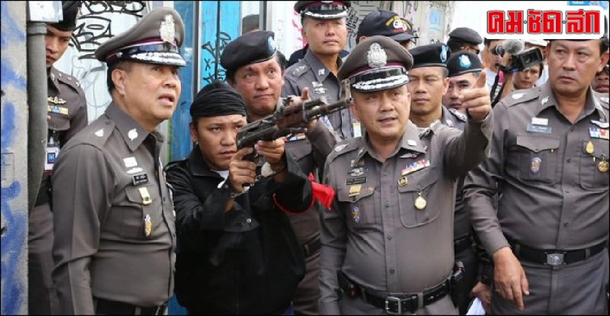 ตร.คุมตัว4ชายชุดดำทำแผนแยกคอกวัว ตร.คุมตัว4ชายชุดดำทำแผนแยกคอกวัว