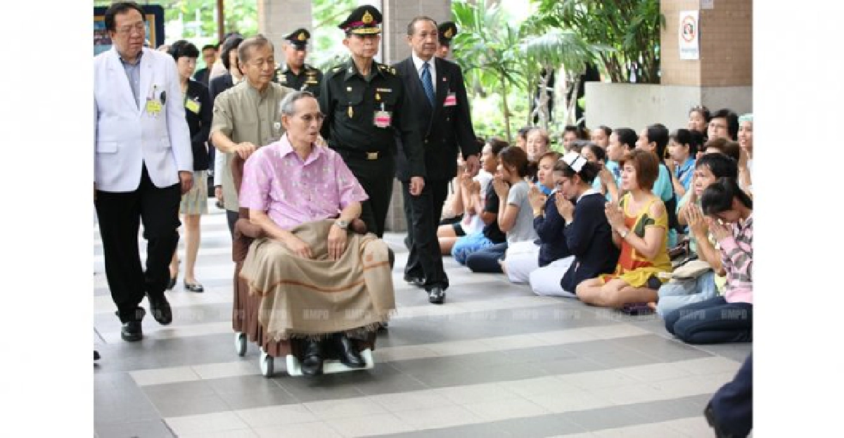 'ในหลวง'เสด็จฯทอดพระเนตรต้นศรีตรัง 'ในหลวง'เสด็จฯทอดพระเนตรต้นศรีตรัง
