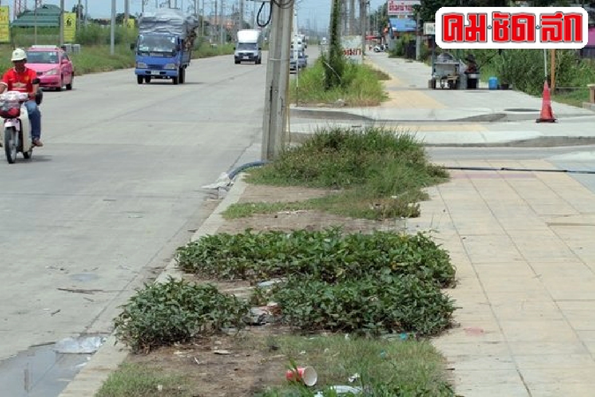 ฟ้องด้วยภาพ : ทางเท้ารก รถสิบล้อทำดินตก ฟ้องด้วยภาพ : ทางเท้ารก รถสิบล้อทำดินตก