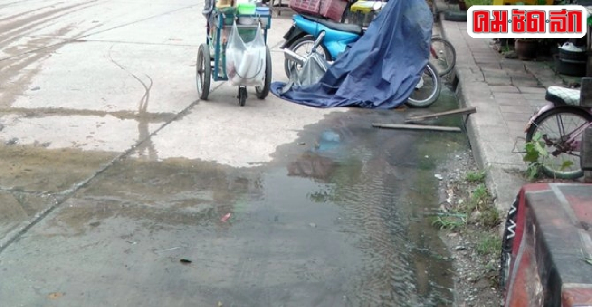 ถนนกลายเป็นทางระบายน้ำ ถนนกลายเป็นทางระบายน้ำ