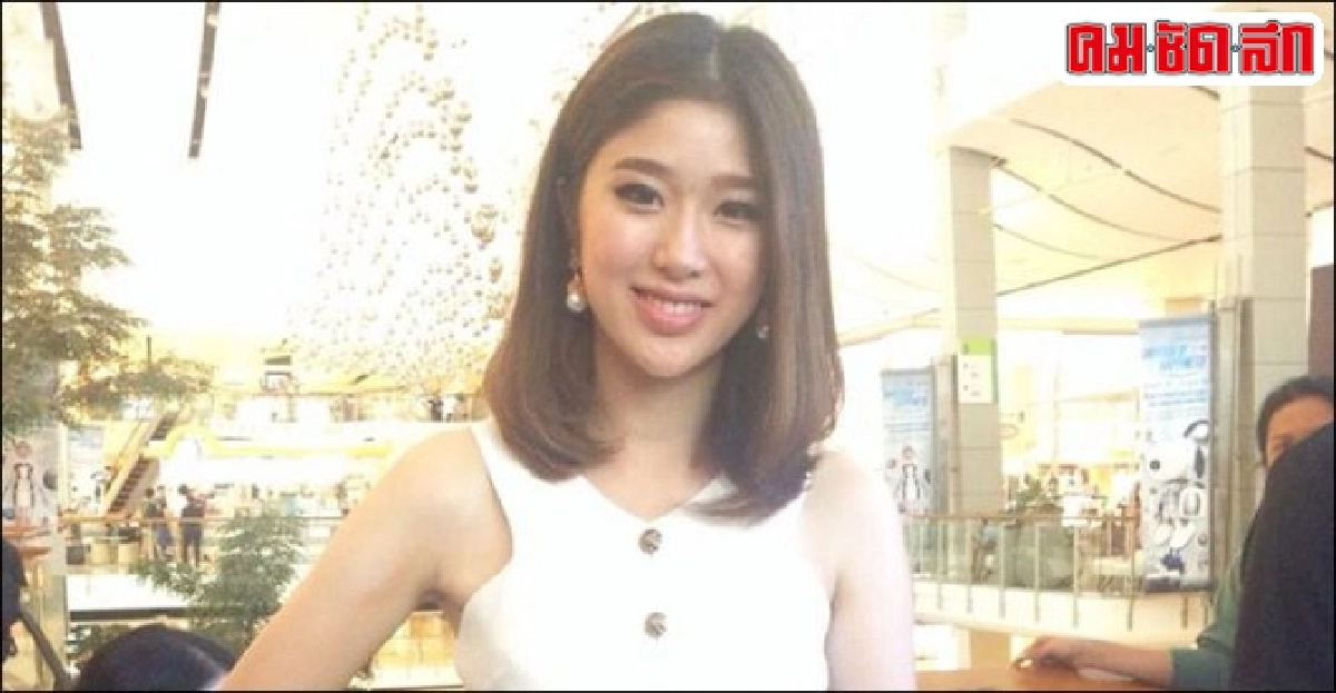 แก้วโต้นั่งตักเชนในร้านอาหาร แก้วโต้นั่งตักเชนในร้านอาหาร