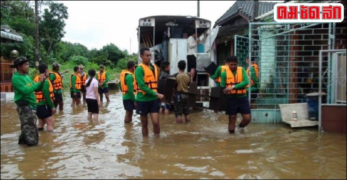 ทหาร-อส.ช่วยชาวบ้านขนย้ายสิ่งของหนีน้ำท่วม ทหาร-อส.ช่วยชาวบ้านขนย้ายสิ่งของหนีน้ำท่วม