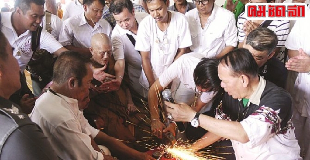 แห่รับพระขุนแผนหลวงปู่เขียน'แจกฟรี!' แห่รับพระขุนแผนหลวงปู่เขียน'แจกฟรี!'