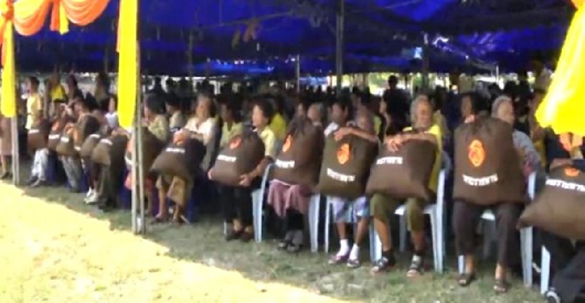 ลำปางรับมอบเครื่องกันหนาวพระราชทาน ลำปางรับมอบเครื่องกันหนาวพระราชทาน