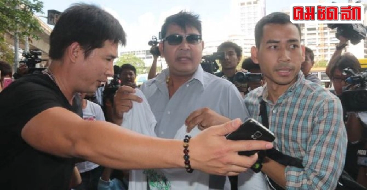 ตร.รวบกลุ่มเสรีชนแจกเสื้อแถลงการณ์ฝืนกฎอัยการศึก ตร.รวบกลุ่มเสรีชนแจกเสื้อแถลงการณ์ฝืนกฎอัยการศึก