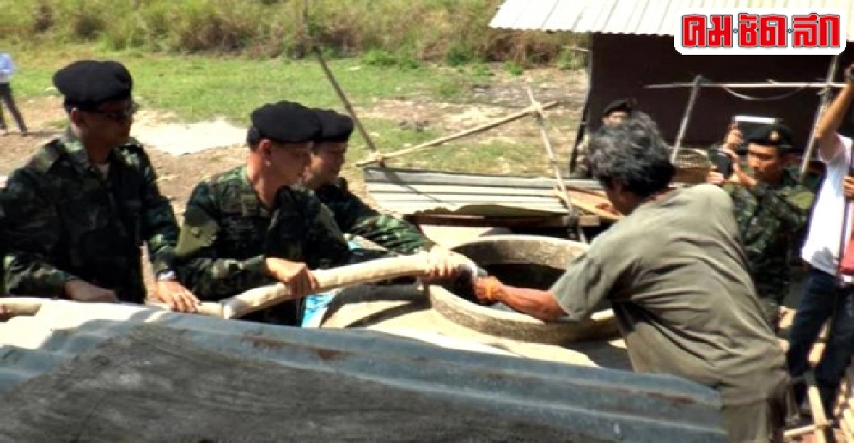 ทหารปล่อยคาราวานรถน้ำแจกผู้ประสบภัยแล้ง ทหารปล่อยคาราวานรถน้ำแจกผู้ประสบภัยแล้ง