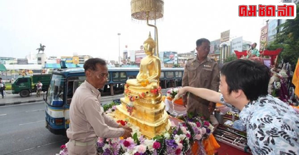 สุขุมพันธุ์อัญเชิญพระพุทธสิหิงค์ให้ปชช.ทรงน้ำ สุขุมพันธุ์อัญเชิญพระพุทธสิหิงค์ให้ปชช.ทรงน้ำ